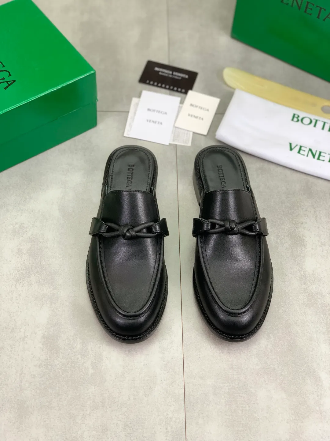Men's shoes 💰P800 [New model] (genuine leather outsole) water-dyed cow lining 💰High-quality business couple half-slip leather shoes 💎💎💎 BOTTEGA VENETA official website synchronizes the latest top version of BV in the market, accepts material comparison, shoe type comparison, process comparison, practical and textured, versatile and suitable for any occasion, the more you look at it, the more flavorful it becomes. Purely hand-knitted craftsmanship - Upper material, calfskin imported from Italy 🇮🇹 - High-quality water-dyed cowhide lining - Original private model customized leather outsole -Size: Female 35-39 (40 ordered) Male 39-44 (38 45 can be customized) Color: Multiple colors available